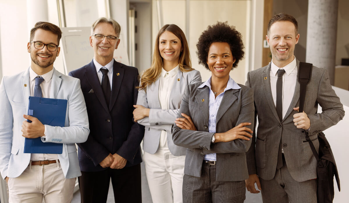Groupe de professionnels souriants, dans un bureau.